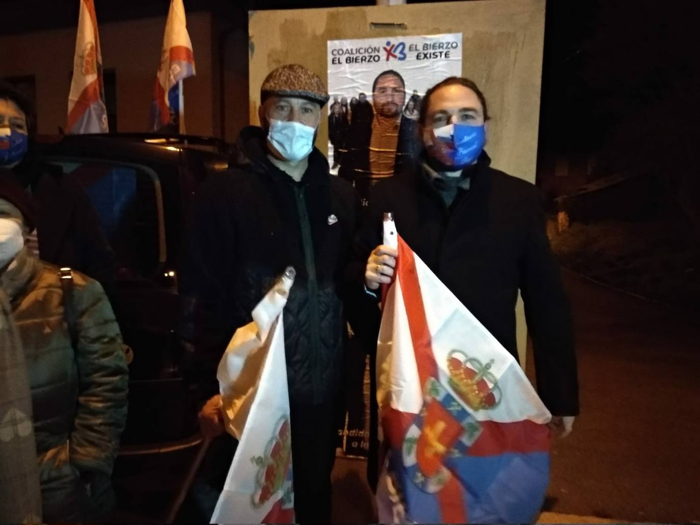 El cabeza de lista de CB, Raúl Rodríguez Canca, y el número cuatro, Luciano Arias, portavoz de El Bierzo Existe, en la pegada de carteles en San Andrés de Montejos.