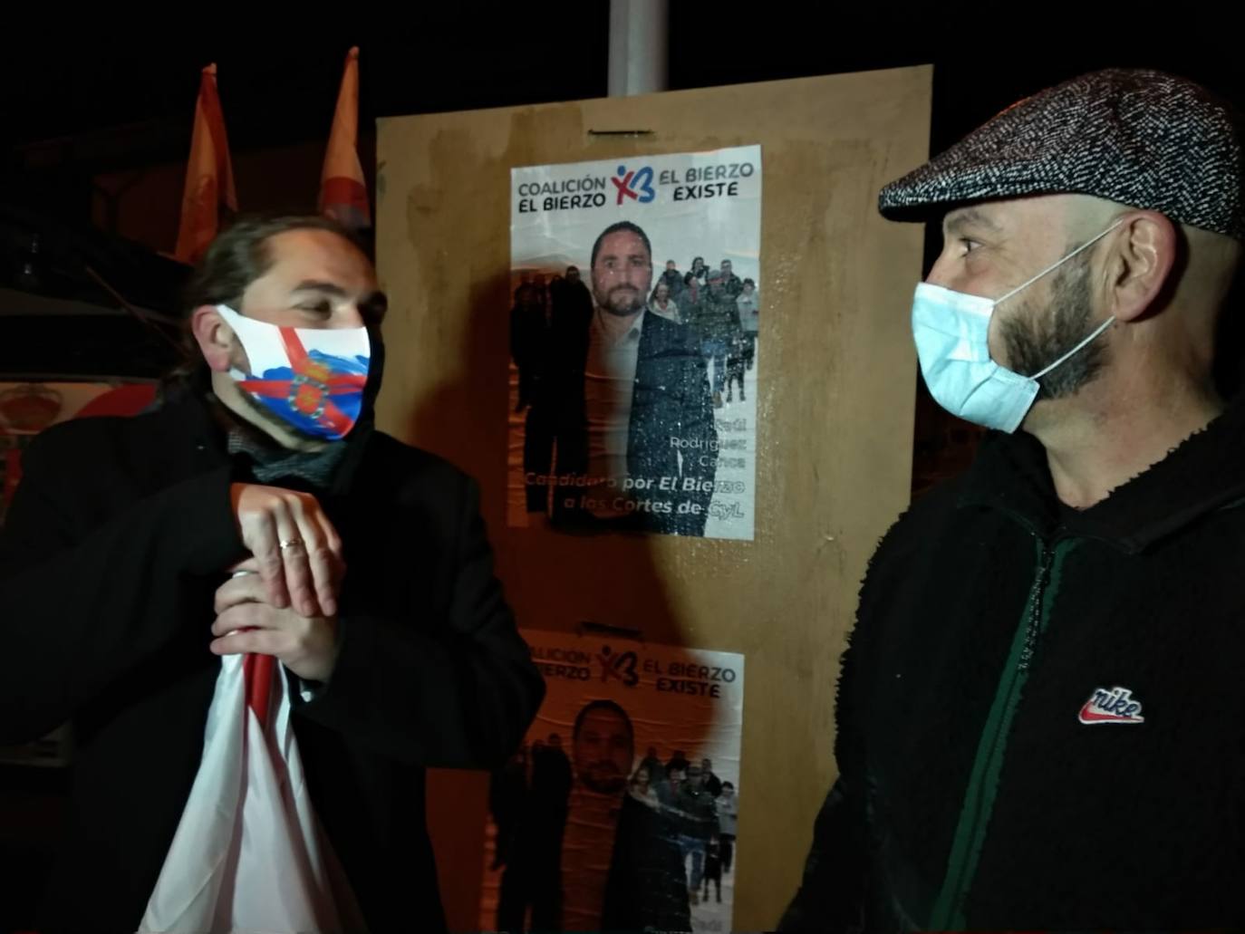 El cabeza de lista de CB, Raúl Rodríguez Canca, y el número cuatro, Luciano Arias, portavoz de El Bierzo Existe, en la pegada de carteles en San Andrés de Montejos.