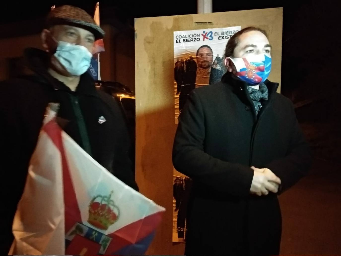 El cabeza de lista de CB, Raúl Rodríguez Canca, y el número cuatro, Luciano Arias, portavoz de El Bierzo Existe, en la pegada de carteles en San Andrés de Montejos.