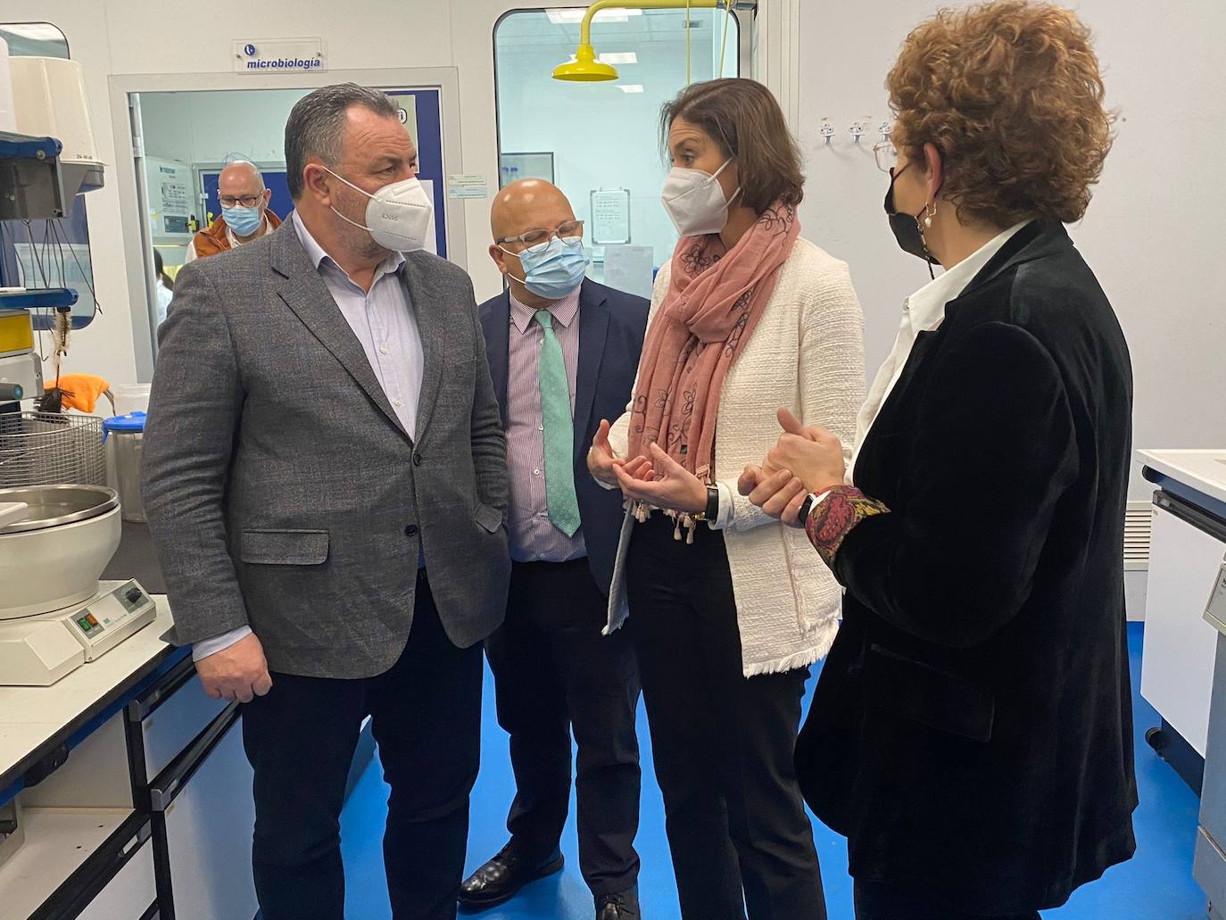 La ministra de Industria (2D), en su visita a las instalaciones de la empresa Pharmadus Botanicals en Camponaraya. 