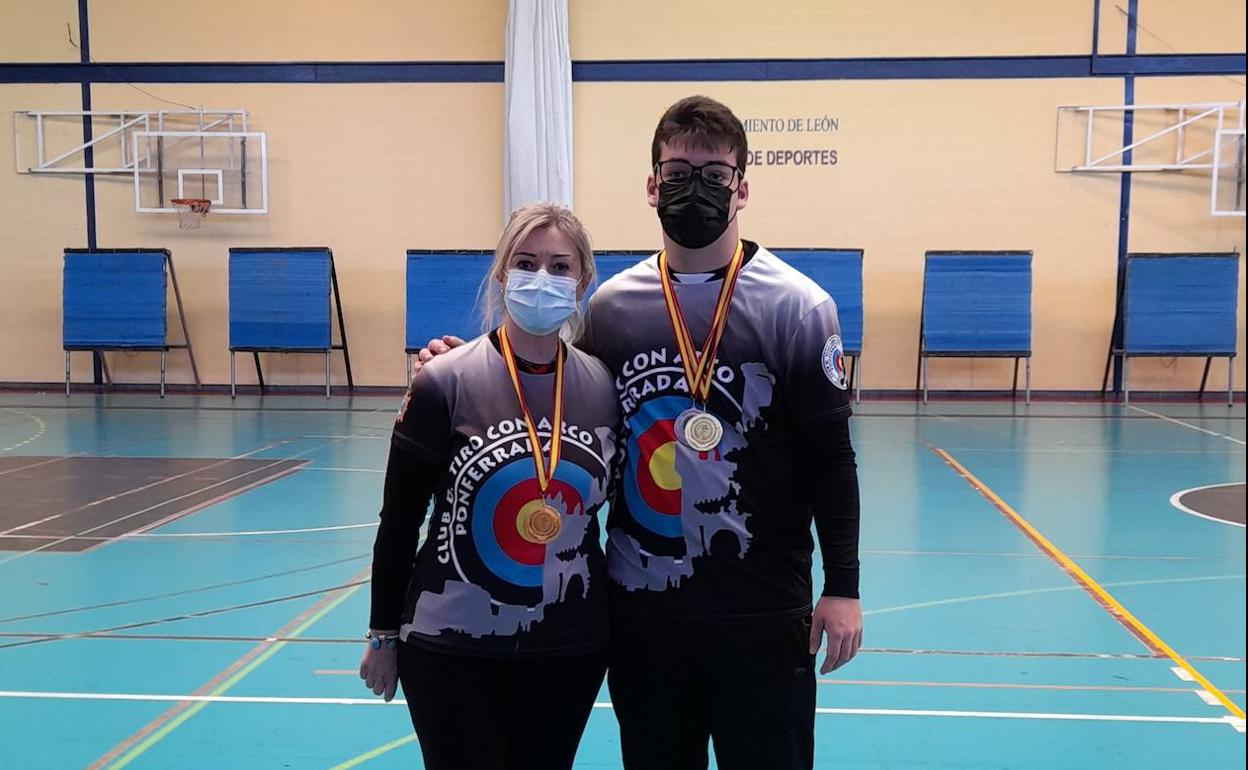 Beatriz Manuel y Yeray González posan con las medallas obtenidas en el provincial de tiro con arco en sala.