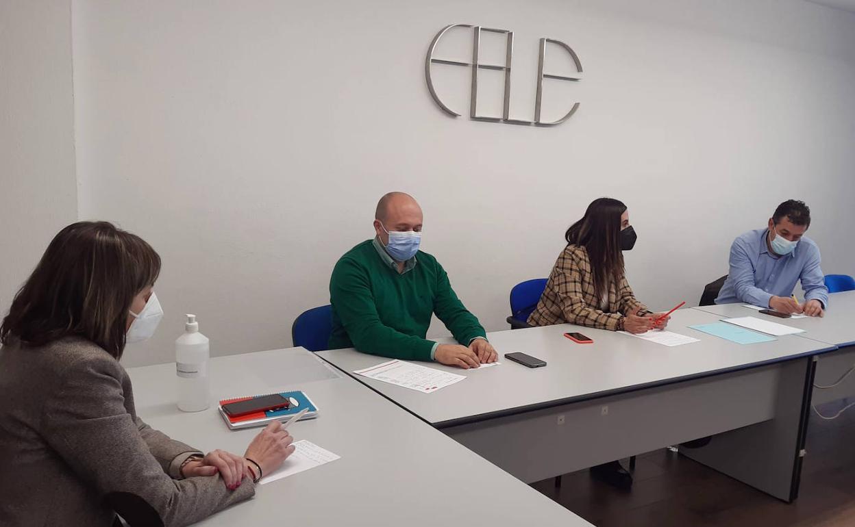 Imagen de la reunión entre PSOE y Fele Bierzo.