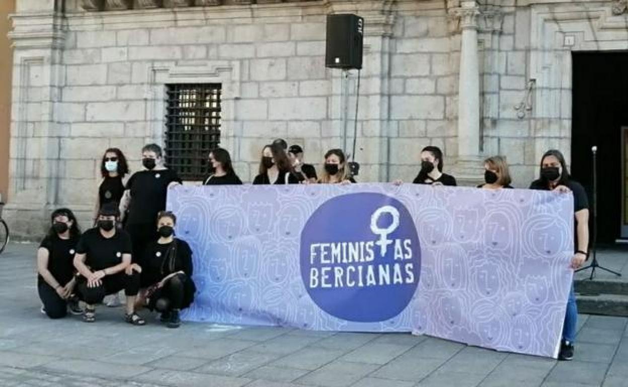 Miembros de la Asociación Feministas Bercianas durante una concentración.
