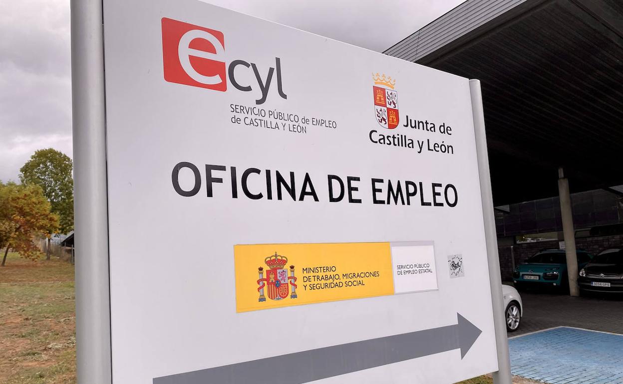 Cartel de la oficina de empleo de Ponferrada.