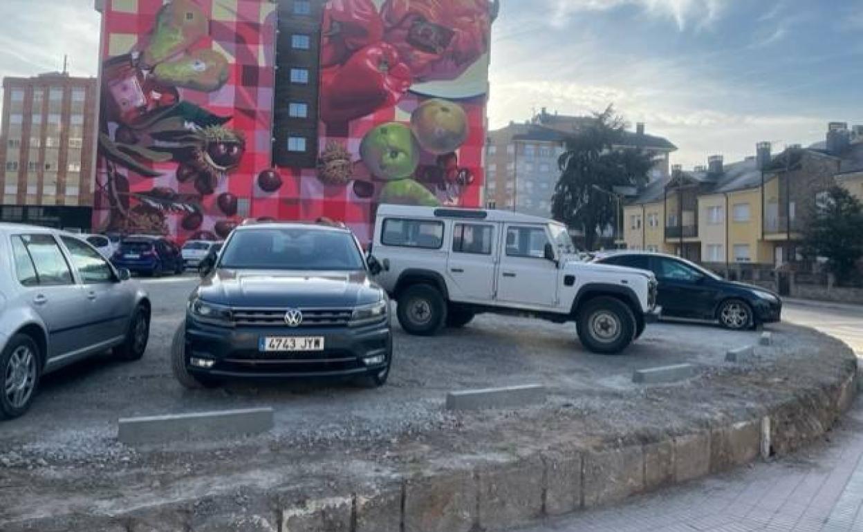 Trabajos de acondicionamiento como aparcamiento del solar del antiguo cuartel de la Guardia Civil en Ponferrada.