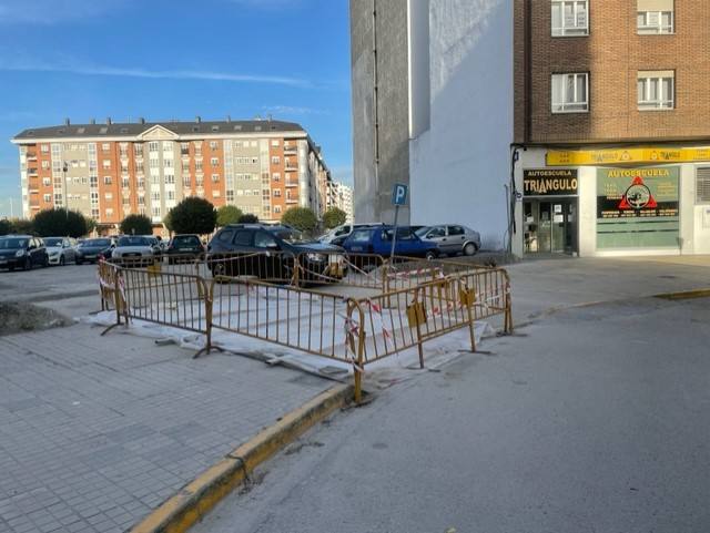 Trabajos de acondicionamiento como aparcamiento del solar del antiguo cuartel de la Guardia Civil en Ponferrada.
