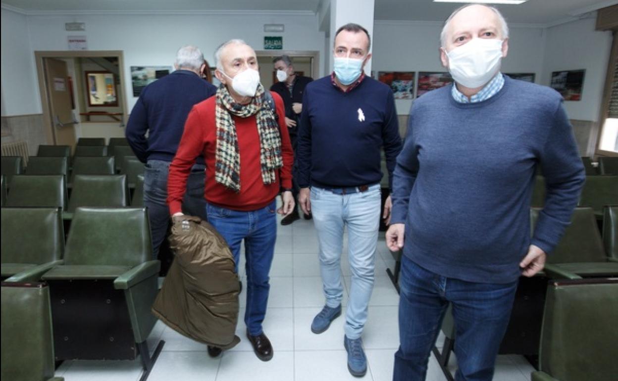 El secretario confederal de UGT, Pepe Álvarez, junto al secretario general autonómico, Faustino Temprano, y el secretario comarcal, Omar Rodríguez.