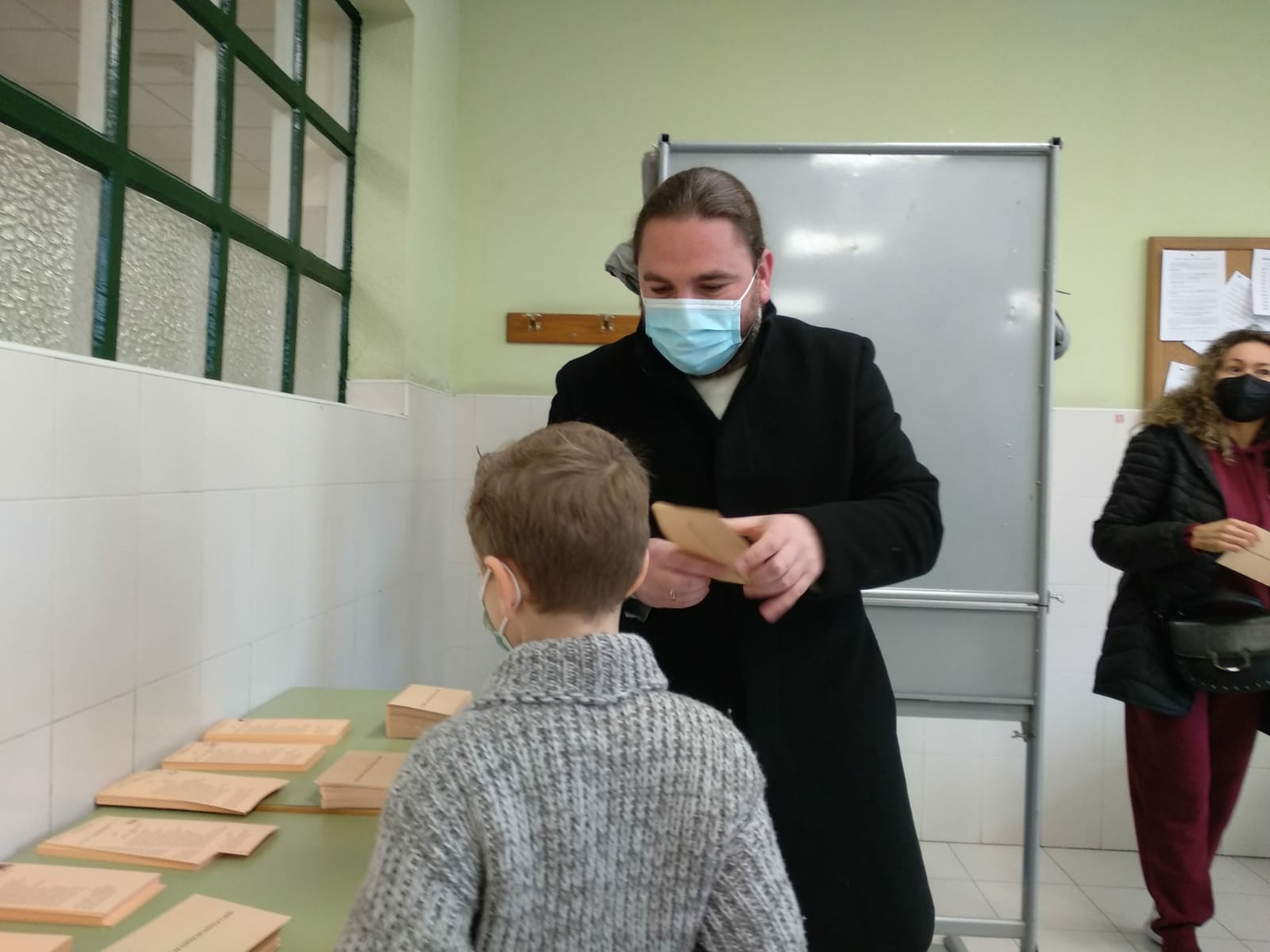 El candidato de CB-BEX, Raúl Rodríguez Canca, ejerció su derecho al voto en el IES Virgen de la Encina de Ponferrada.