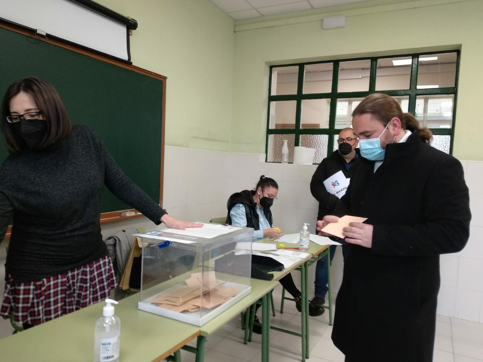 El candidato de CB-BEX, Raúl Rodríguez Canca, ejerció su derecho al voto en el IES Virgen de la Encina de Ponferrada.