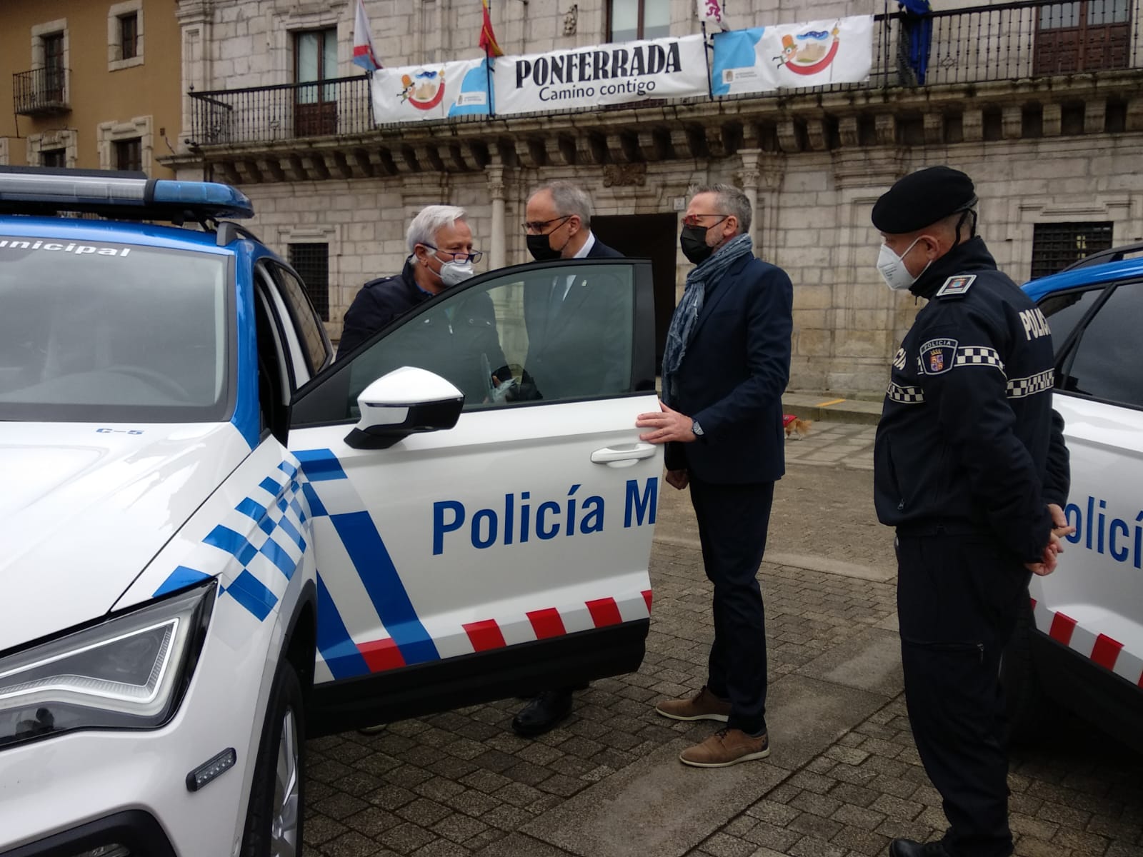 El alcalde de Ponferrada, el edil de Seguridad y el intendente de la Policía Local, en la presentación de los nuevos vehículos.