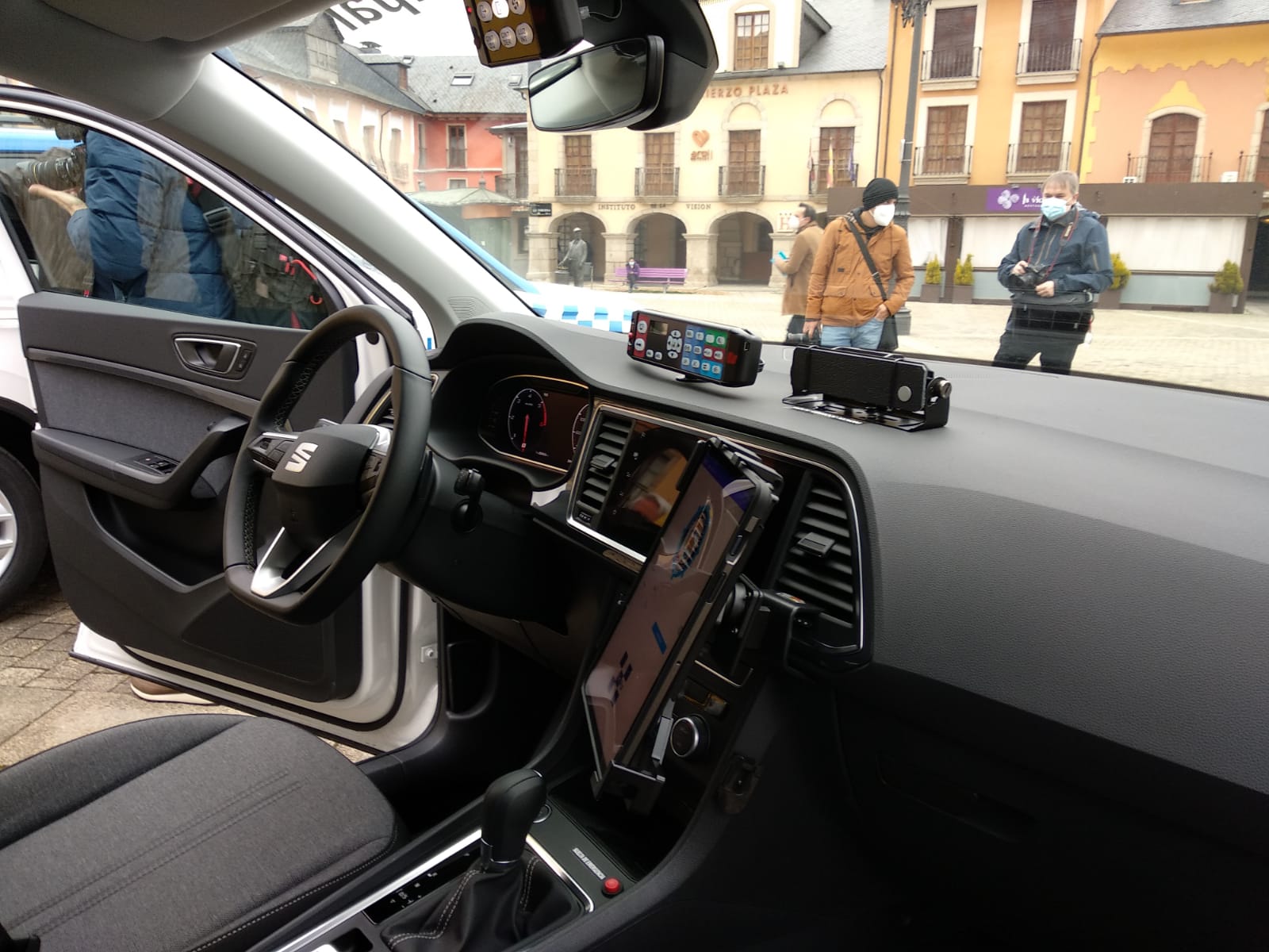 El alcalde de Ponferrada, el edil de Seguridad y el intendente de la Policía Local, en la presentación de los nuevos vehículos.