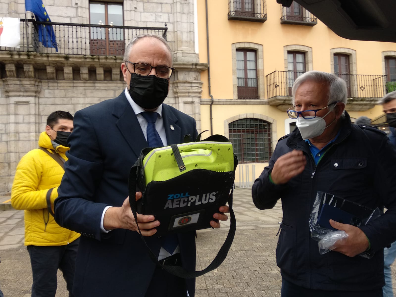 El alcalde de Ponferrada, el edil de Seguridad y el intendente de la Policía Local, en la presentación de los nuevos vehículos.