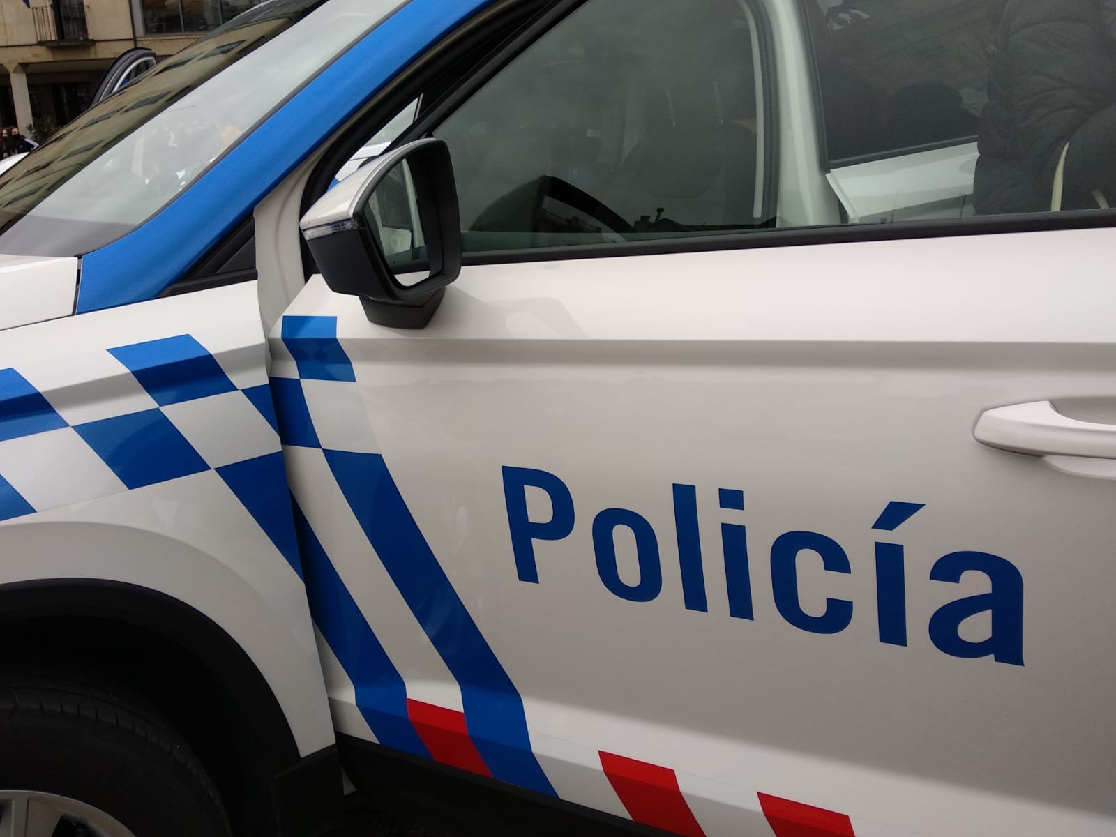 El alcalde de Ponferrada, el edil de Seguridad y el intendente de la Policía Local, en la presentación de los nuevos vehículos.
