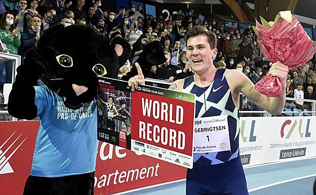 El noruego Jakob Ingebrigsten logró el récord del mundo en 1.500 metros en pista cubierta.