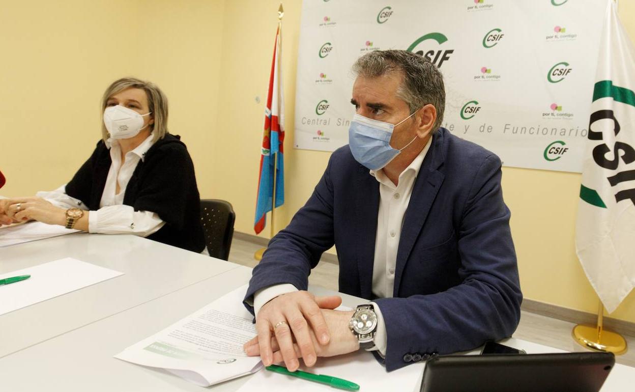 El presidente de Csif Castilla y León, Benjamín Castro, durante la jornada de trabajo en Ponferrada con los delegados de la comarca del Bierzo para valorar los resultados de las elecciones autonómicas y la situación de los empleados y los servicios públicos.