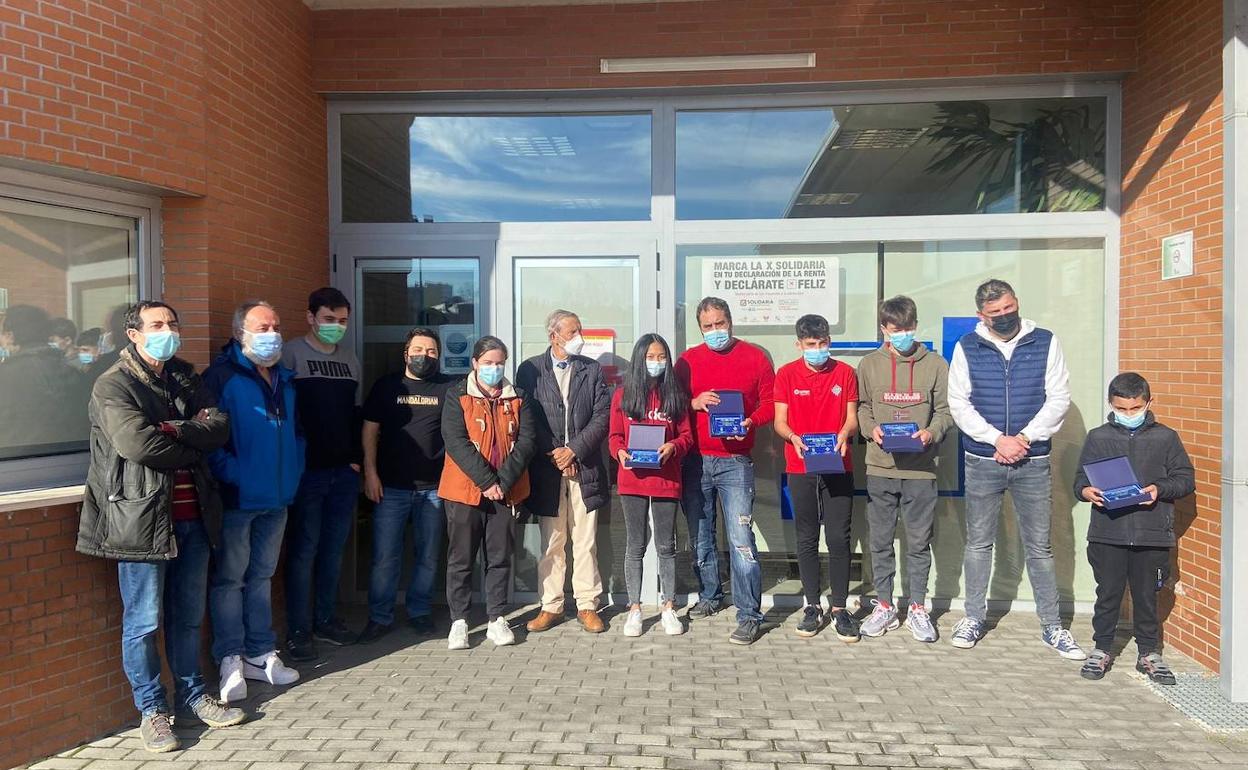 Foto de familia de los ganadores, junto con representantes del Ayuntamiento y miembros del club de ajedrez.
