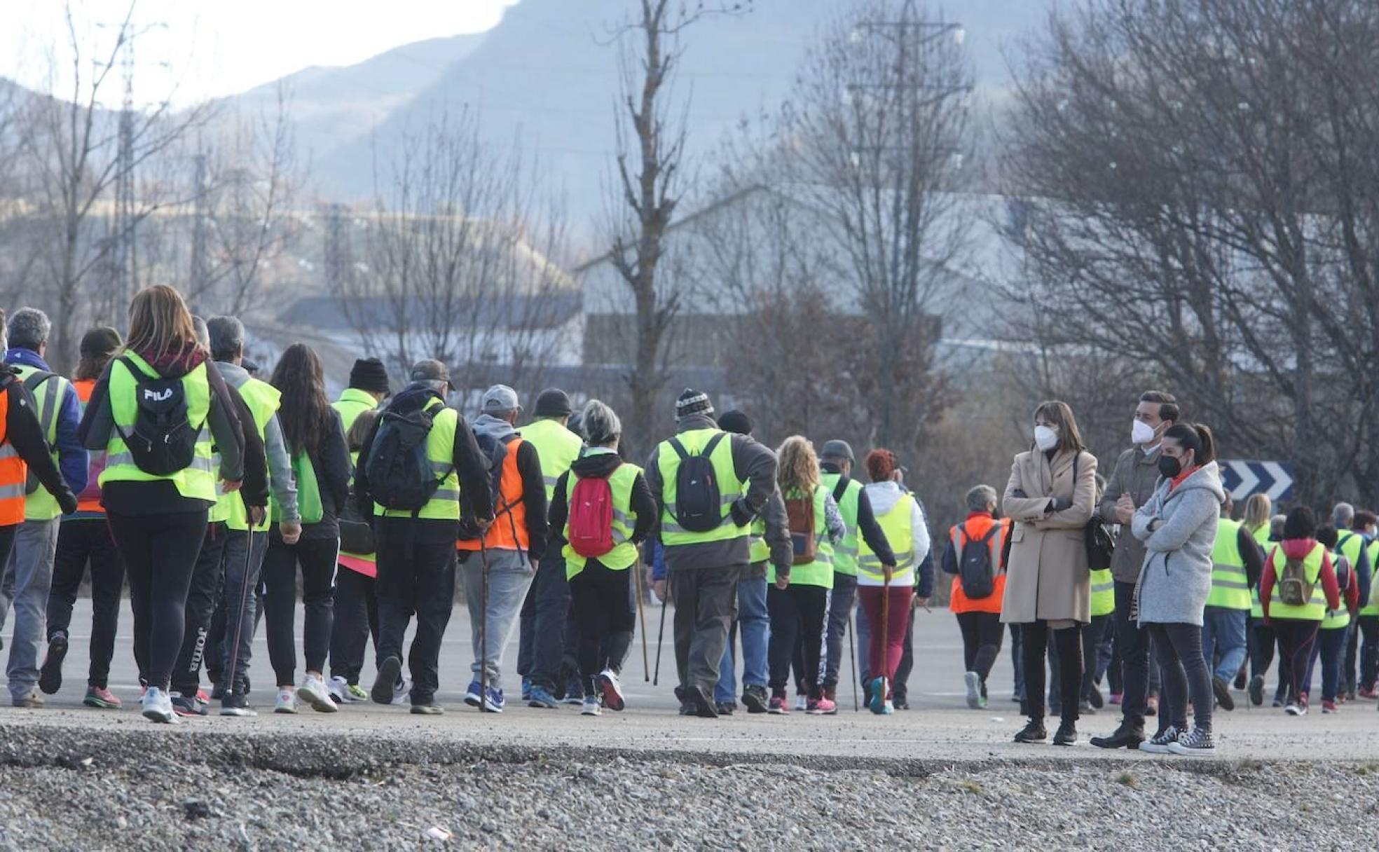Los participantes en la marcha durante un tramo de su recorrido con destino Ponferrada este viernes. 