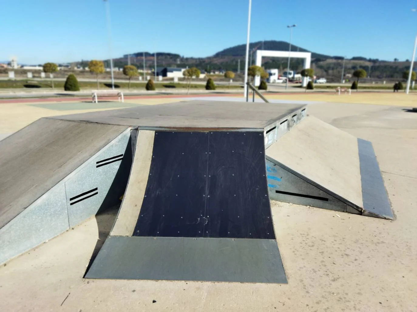 Ponferrada repara y limpia la pista del skate park tras los actos de vandalismo.