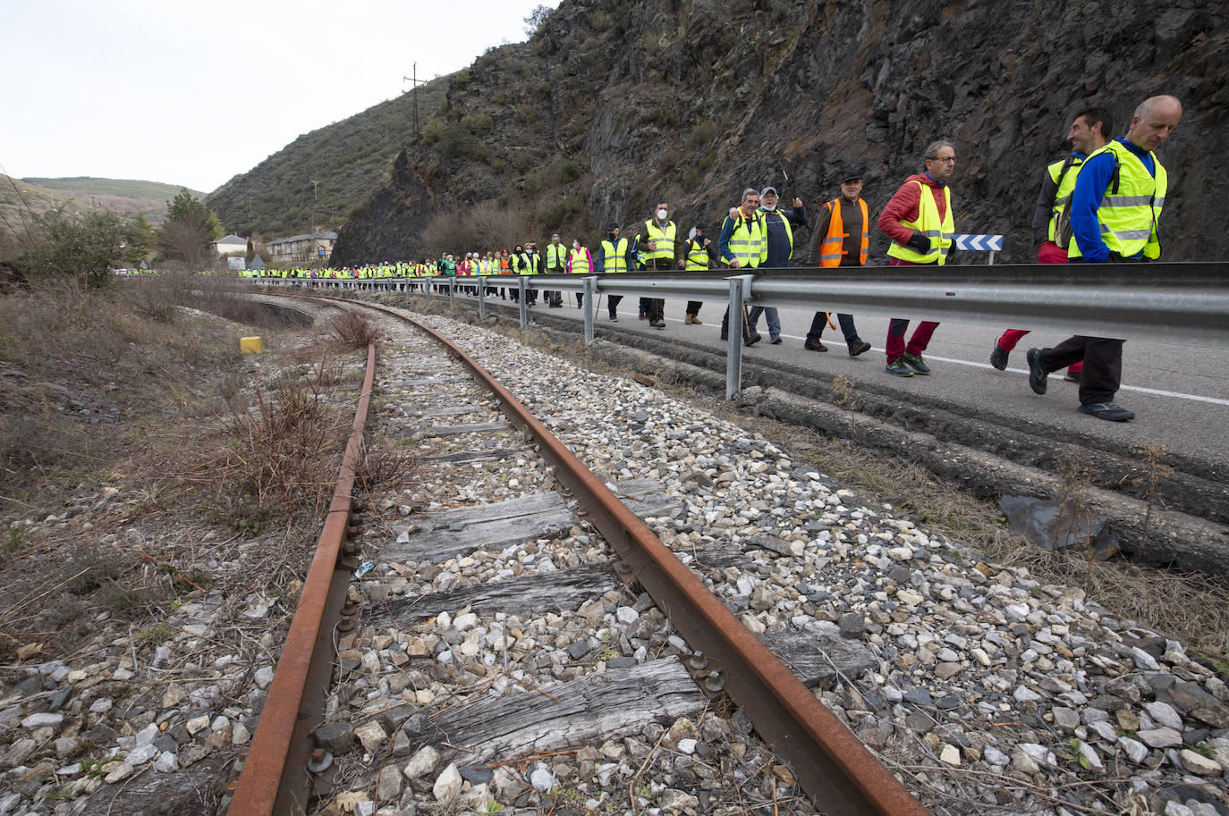 Tercera etapa de la marcha a pie entre Villablino y Ponferrada en defensa de la sanidad pública de Laciana y del Bierzo, entre las localidades bercianas de Páramo del Sil y Toreno.