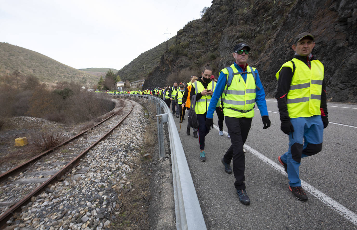 Tercera etapa de la marcha a pie entre Villablino y Ponferrada en defensa de la sanidad pública de Laciana y del Bierzo, entre las localidades bercianas de Páramo del Sil y Toreno.