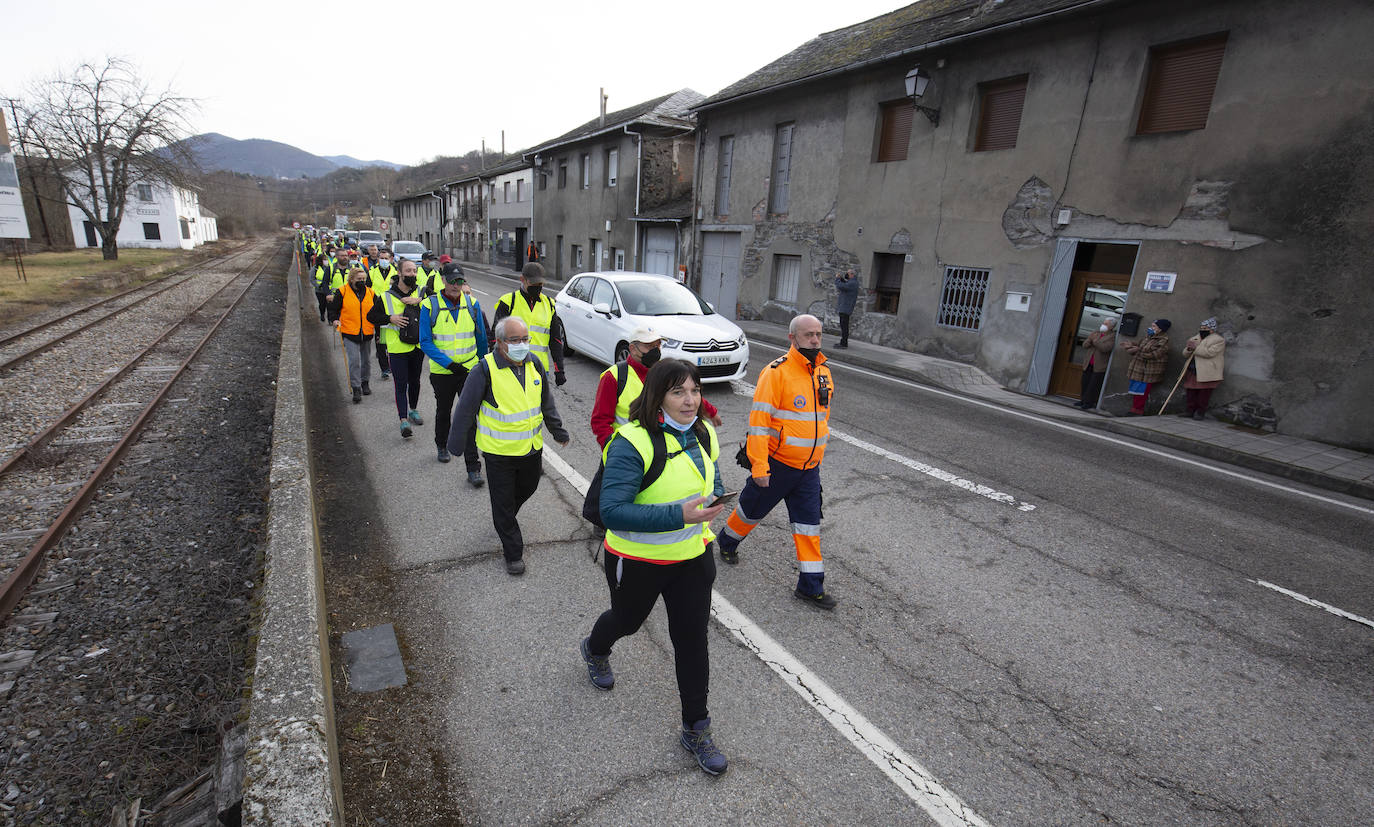 Tercera etapa de la marcha a pie entre Villablino y Ponferrada en defensa de la sanidad pública de Laciana y del Bierzo, entre las localidades bercianas de Páramo del Sil y Toreno.