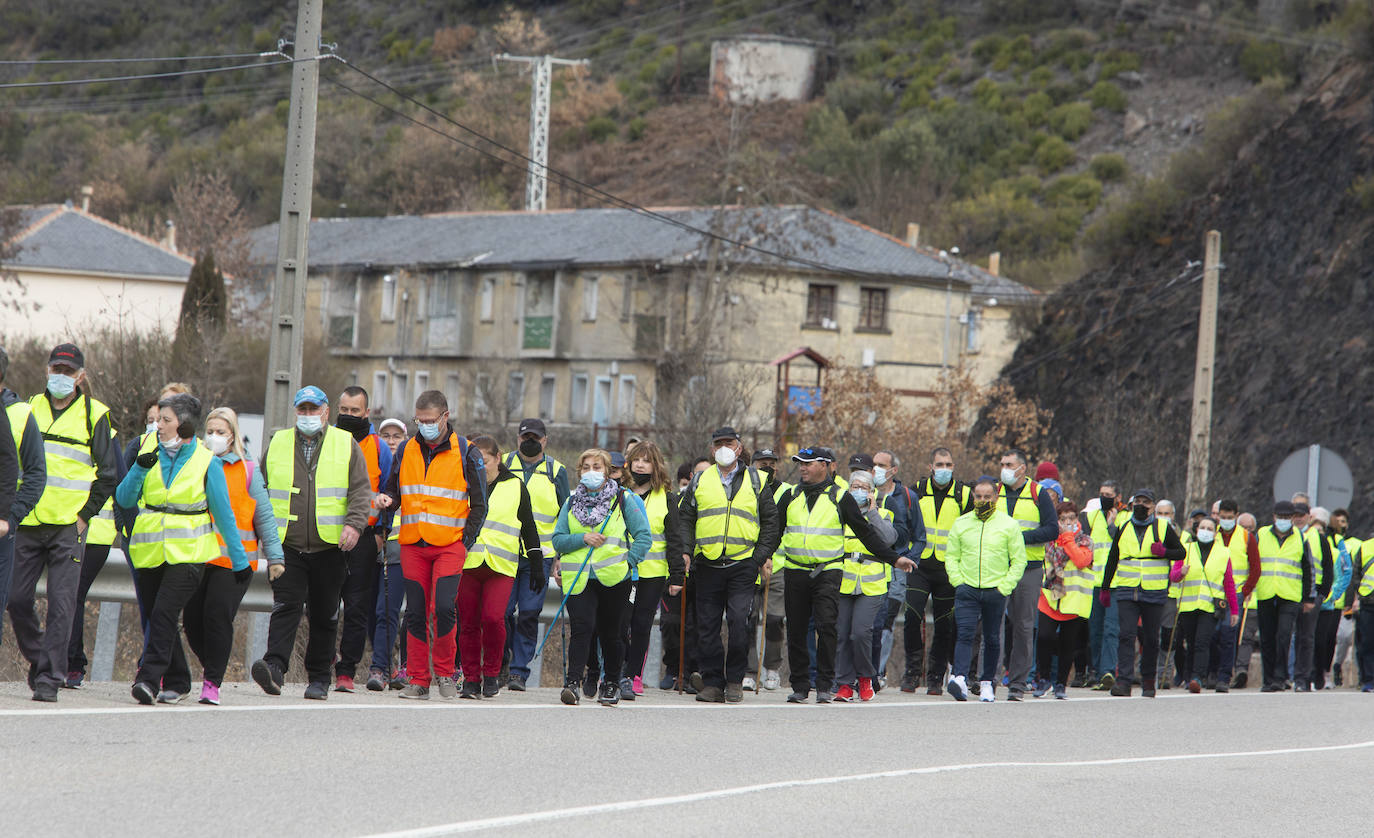 Tercera etapa de la marcha a pie entre Villablino y Ponferrada en defensa de la sanidad pública de Laciana y del Bierzo, entre las localidades bercianas de Páramo del Sil y Toreno.