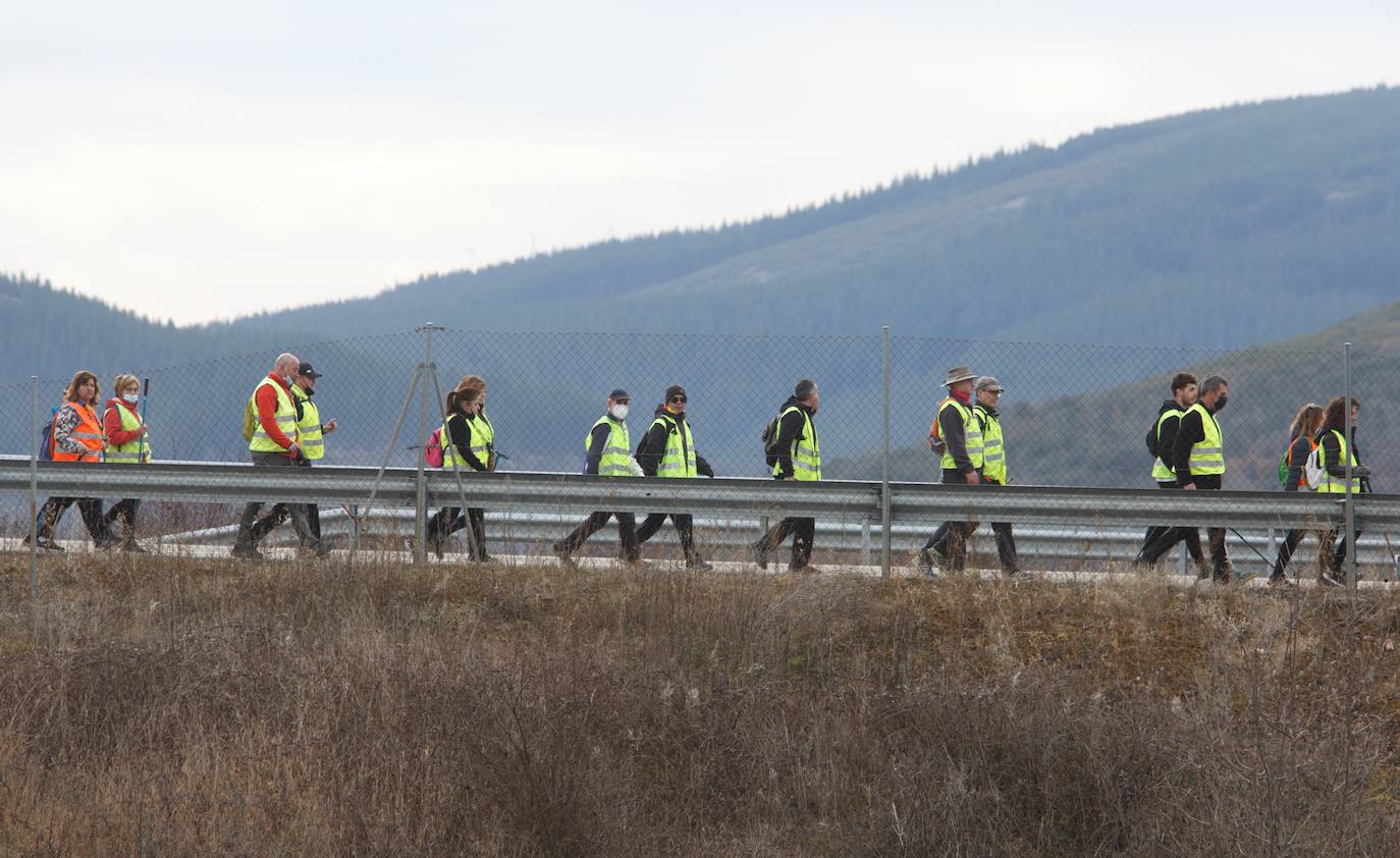 Cuarta etapa de la marcha a pie entre Villablino y Ponferrada en defensa de la sanidad pública de Laciana y del Bierzo, entte las localidades de Toreno y Cubillos del Sil.