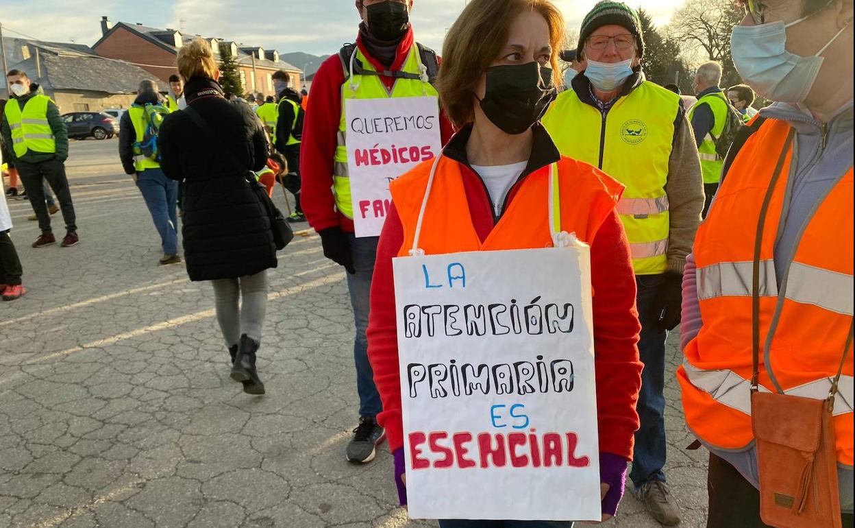 Los participantes en la 'marcha blanca' demandan médicos para garantizar la Atención Primaria.