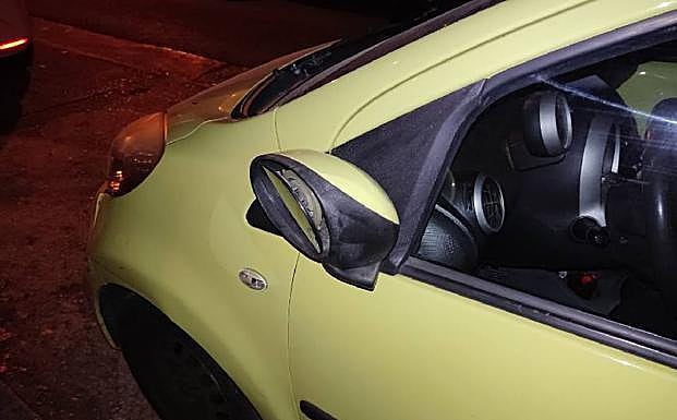 Uno de los jóvenes identificados también causó daños a dos vehículos en una céntrica calle de la ciudad.