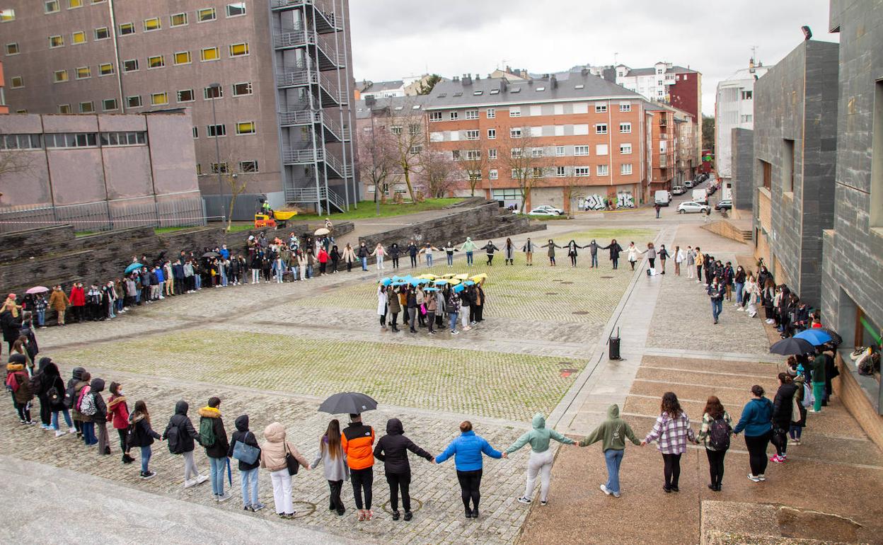 Abrazo simbólico en el Campus de Ponferrada.