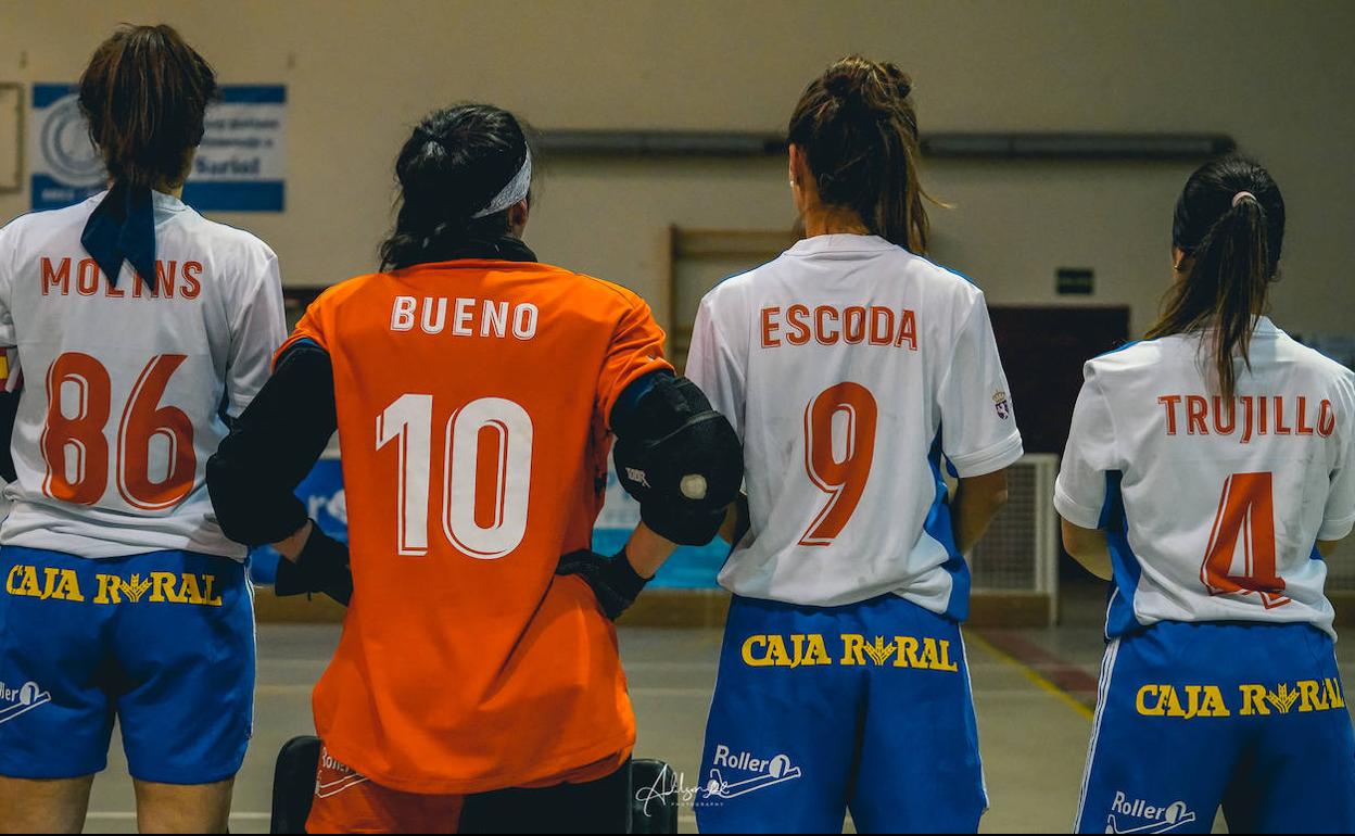 Imagen de las jugadoras luciendo los apellidos de sus madres en las camisetas.