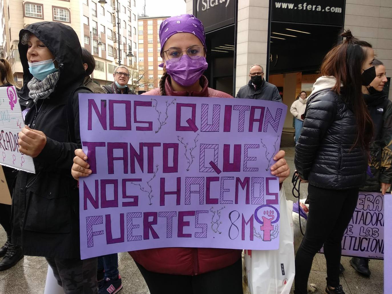 Manifestación de la Asociación de Mujeres Feministas Bercianas en Ponferrada. 