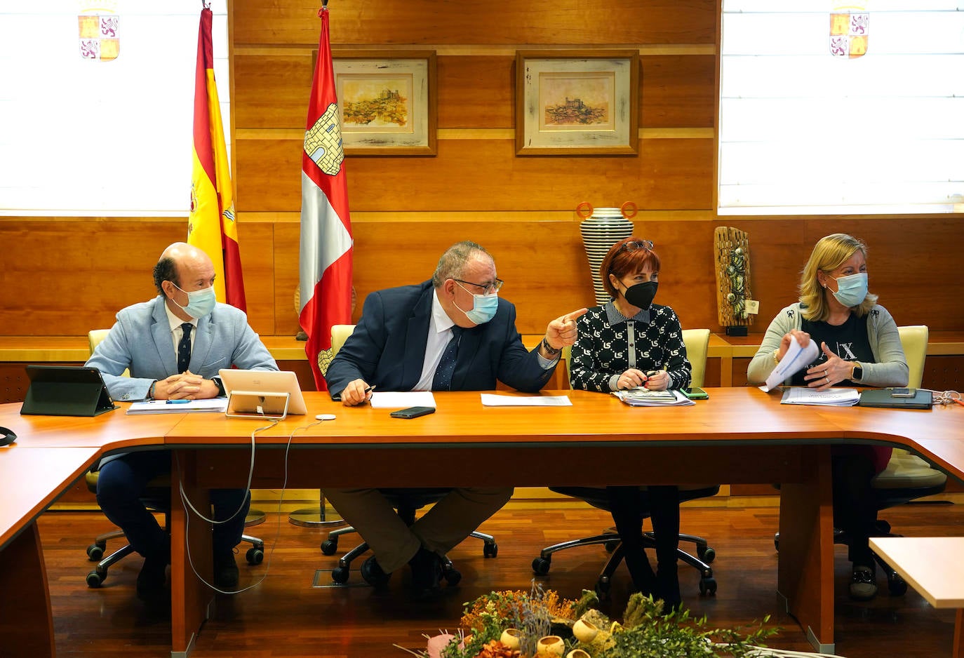 El consejero de Sanidad en funciones, Alejandro Vázquez, se reúne con el alcalde de Villablino, Mario Rivas, y con los representantes de la 'Plataforma en defensa de la sanidad pública del Bierzo y Laciana'.