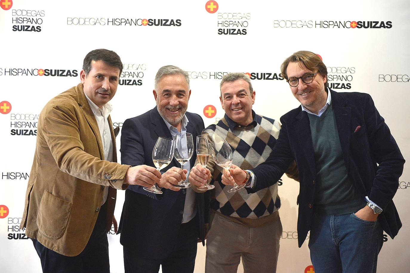 El presidente de la Ponferradina (2I) junto al enólogo berciano Pablo Ossorio (I) y el presidente del Levante Unión Deportiva, Quico Catalán, en la Fiesta de Exaltación del Botillo del Bierzo de la bodega Hispano Suizas. 