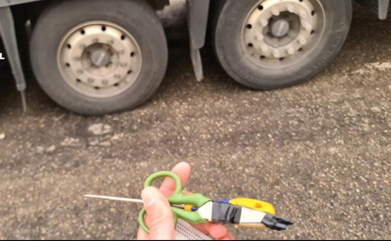 Material incautado este lunes a los presuntos autores de los pinchazos en el camión.