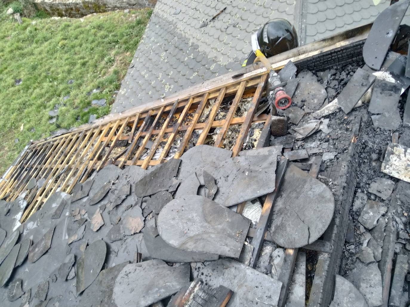 El incendio provocó daños en la cubierta de la vivienda.