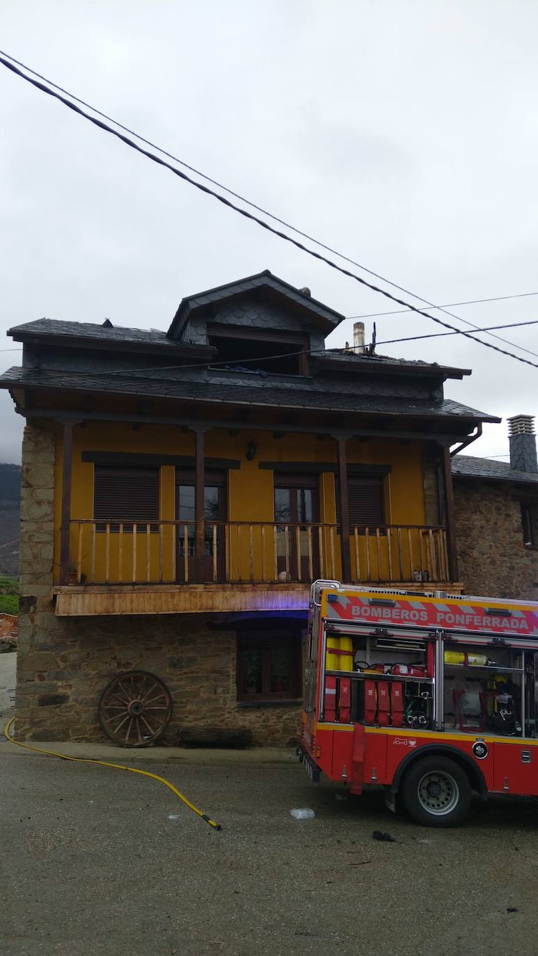 El incendio provocó daños en la cubierta de la vivienda.