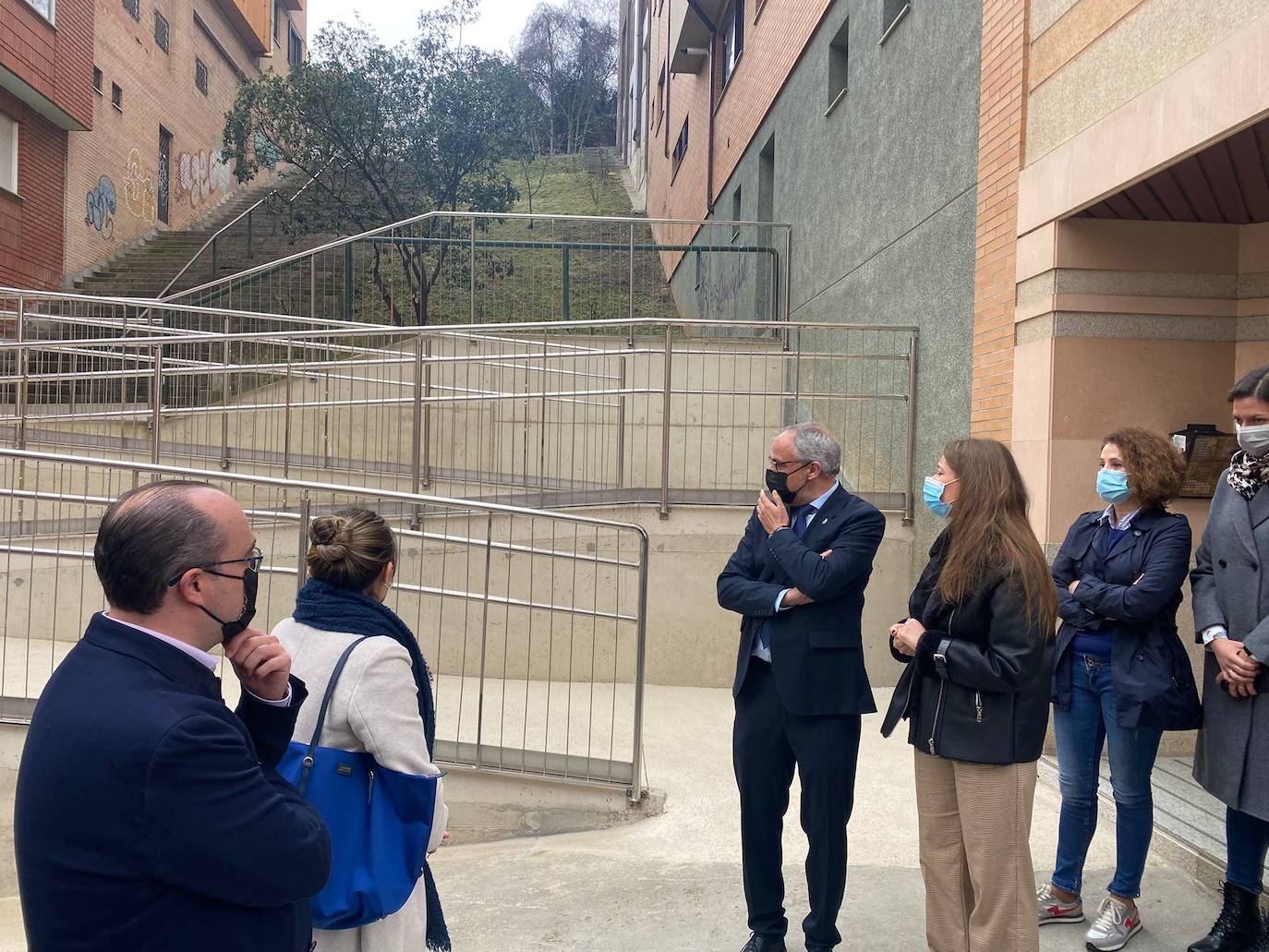 El alcalde de Ponferrada y la delegada de la Junta, en la nueva rampa que mejora la accesibilidad en el barrio de los Judíos.