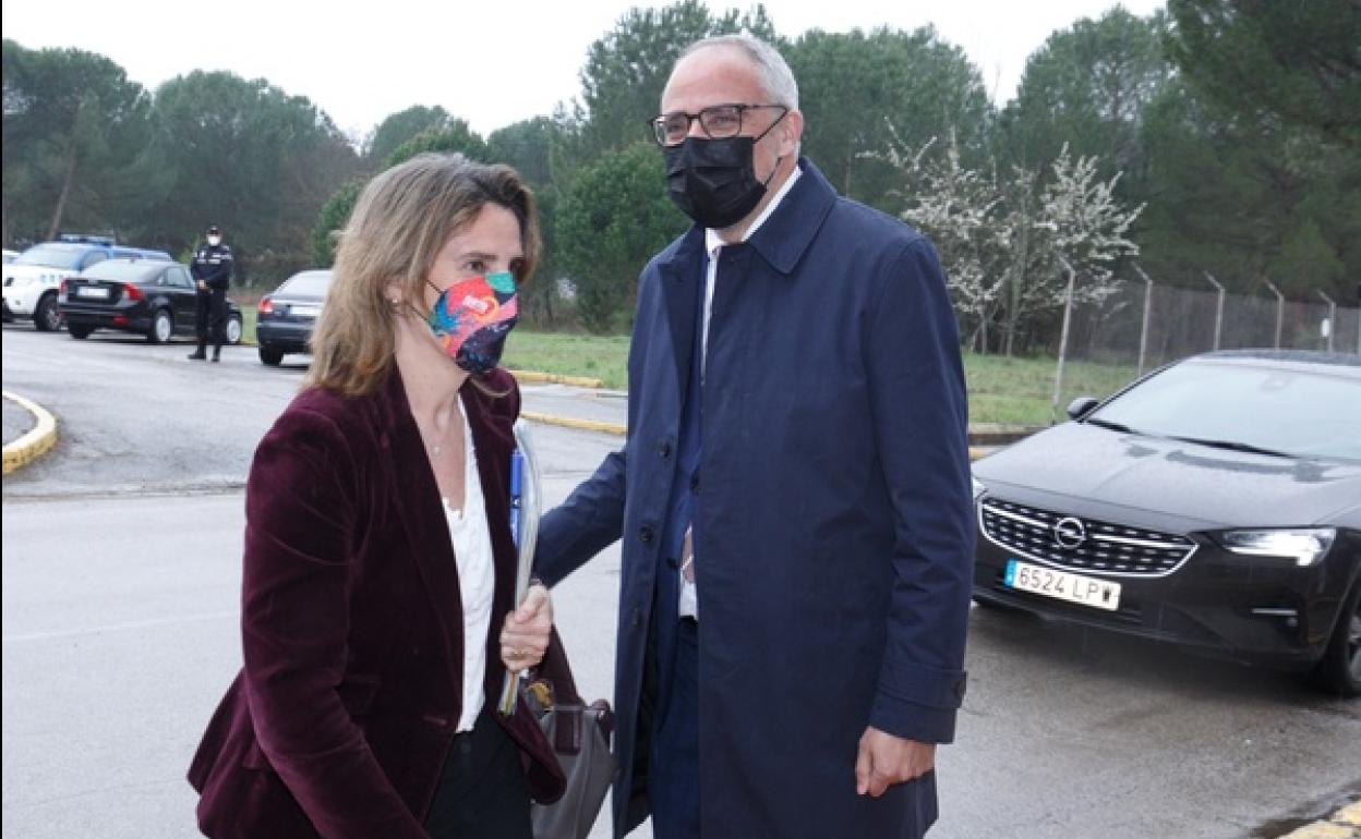 La ministra para la Transición Ecológica y el Reto Demográfico y vicepresidenta tercera del Gobierno, Teresa Ribera, junto al alcalde de Ponferrada, Olegario Ramón. 