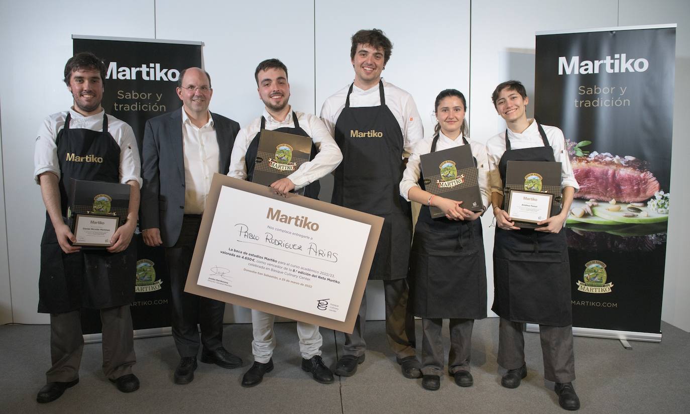 El joven cocinero ponferradino Pablo Rodríguez gana el certamen gastronómico Reto Martiko 2022.