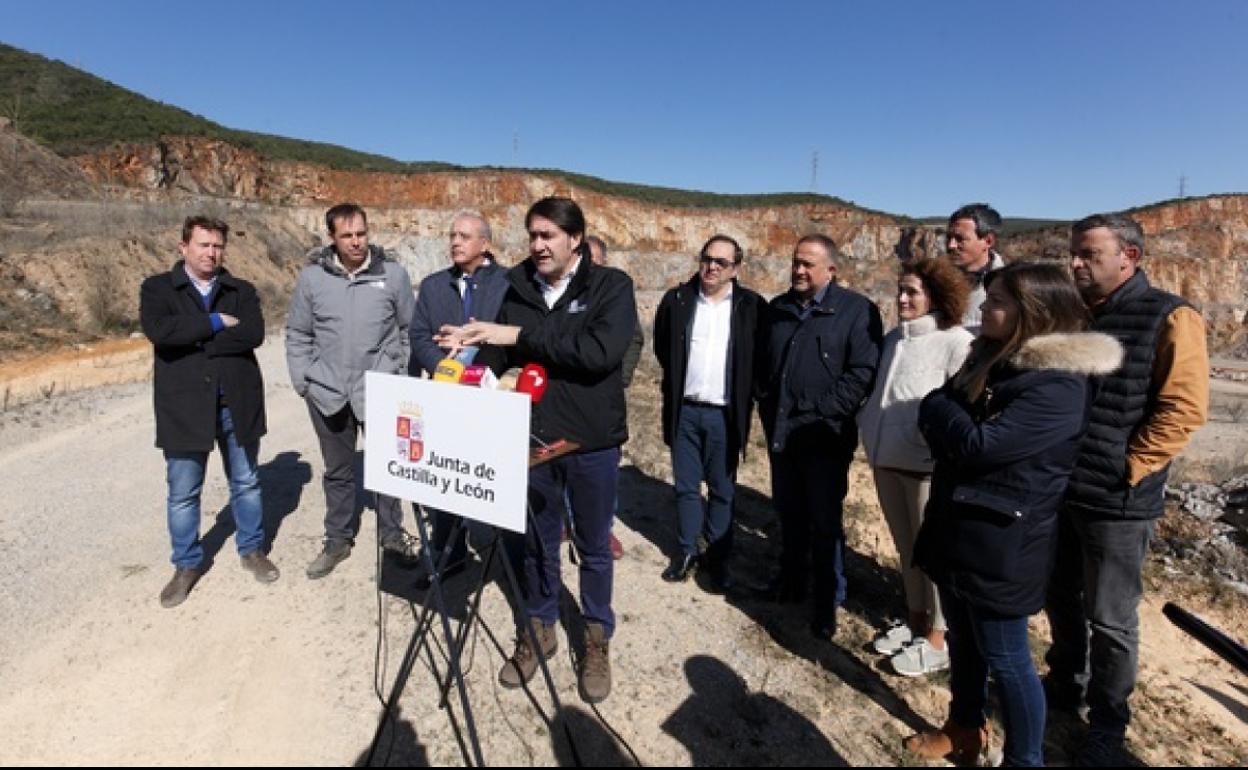 El consejero en funciones de Fomento y Medio Ambiente, Juan Carlos Suárez-Quiñones, informa sobre el inicio de las obras de restauración de la explotación de calizas Peña El Rego.