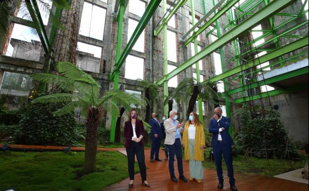 La ministra para la Transición Ecológica, Teresa Ribera (1I) junto al director de Ciuden, la delegada del Gobierno en Castilla y León y el alcalde de Ponferrada, en la visita a la antigua central de Compostilla I. 