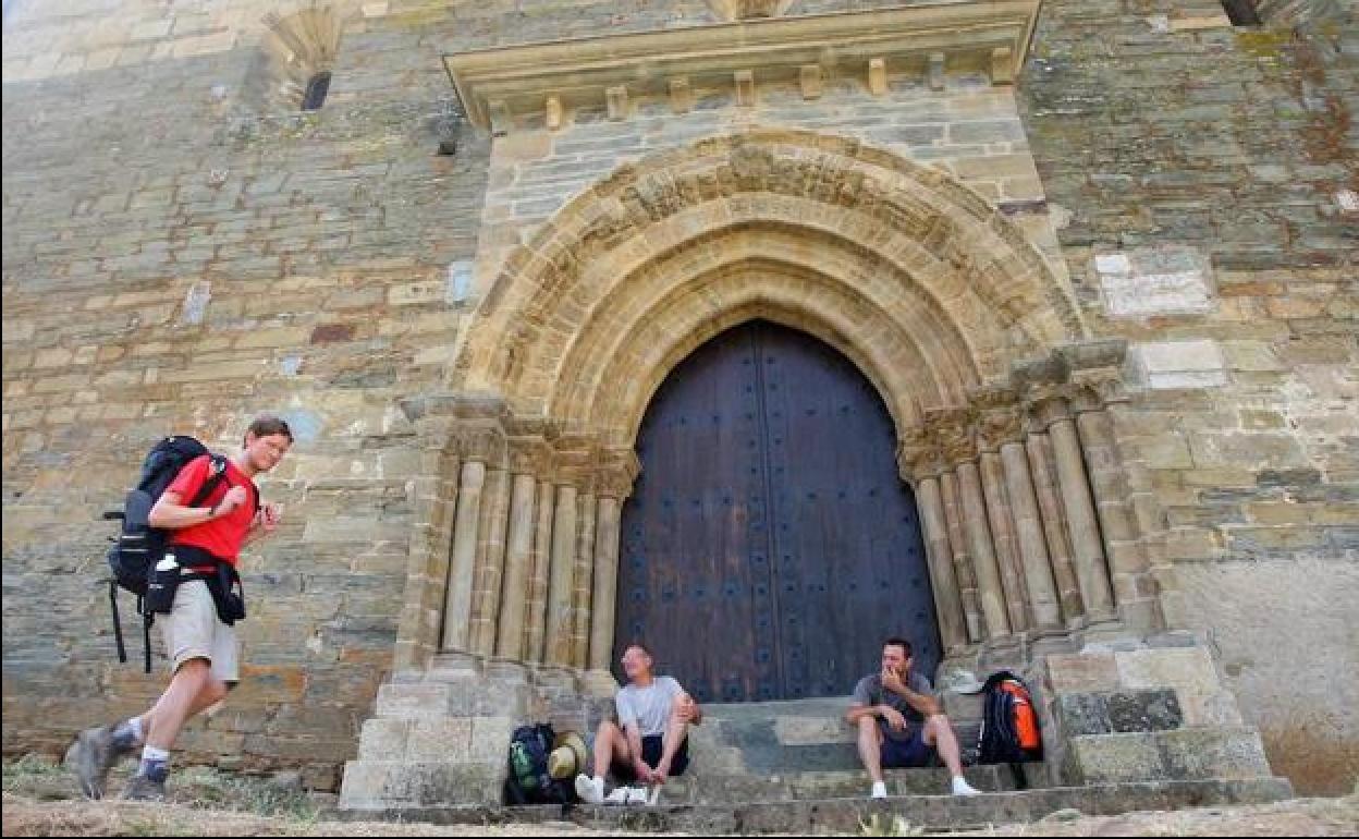 Peregrinos en la Puerta del Perdón de Villafranca del Bierzo.