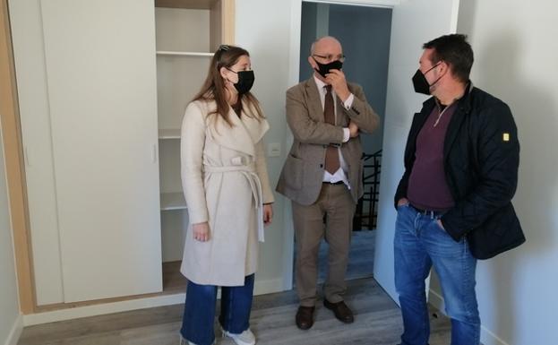 Ester Muñoz, Juan Francisco Escanciano y José Manuel Moro, en el interior de la casa.