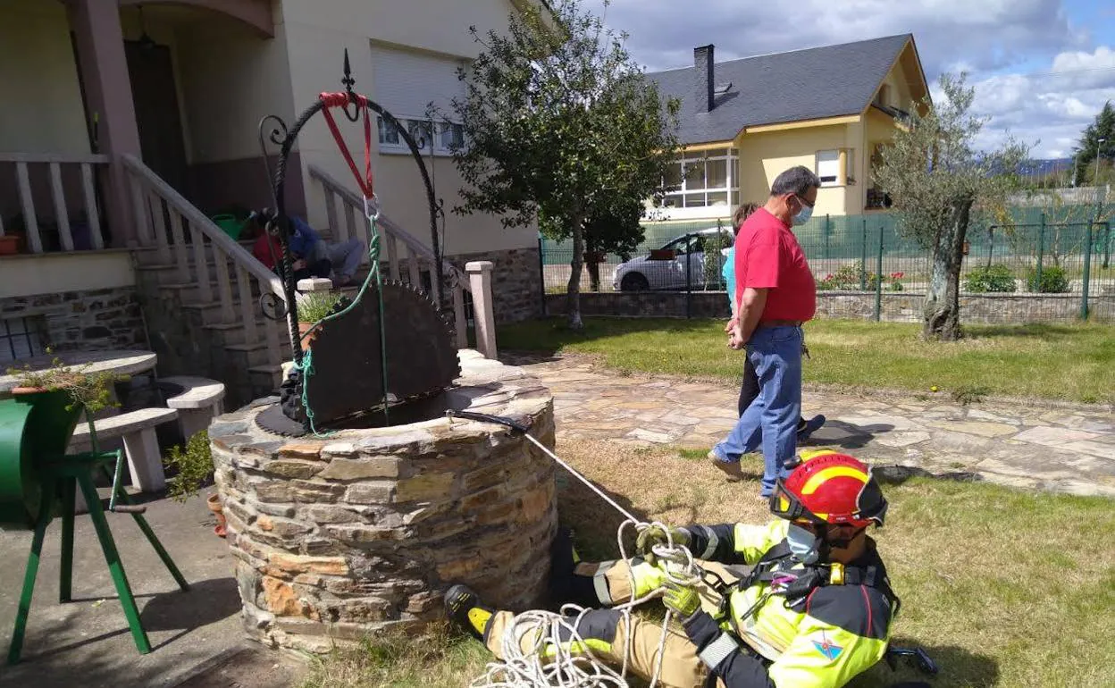 Bomberos de Ponferrada rescatan un gato de un pozo de doce metros de profundidad. 