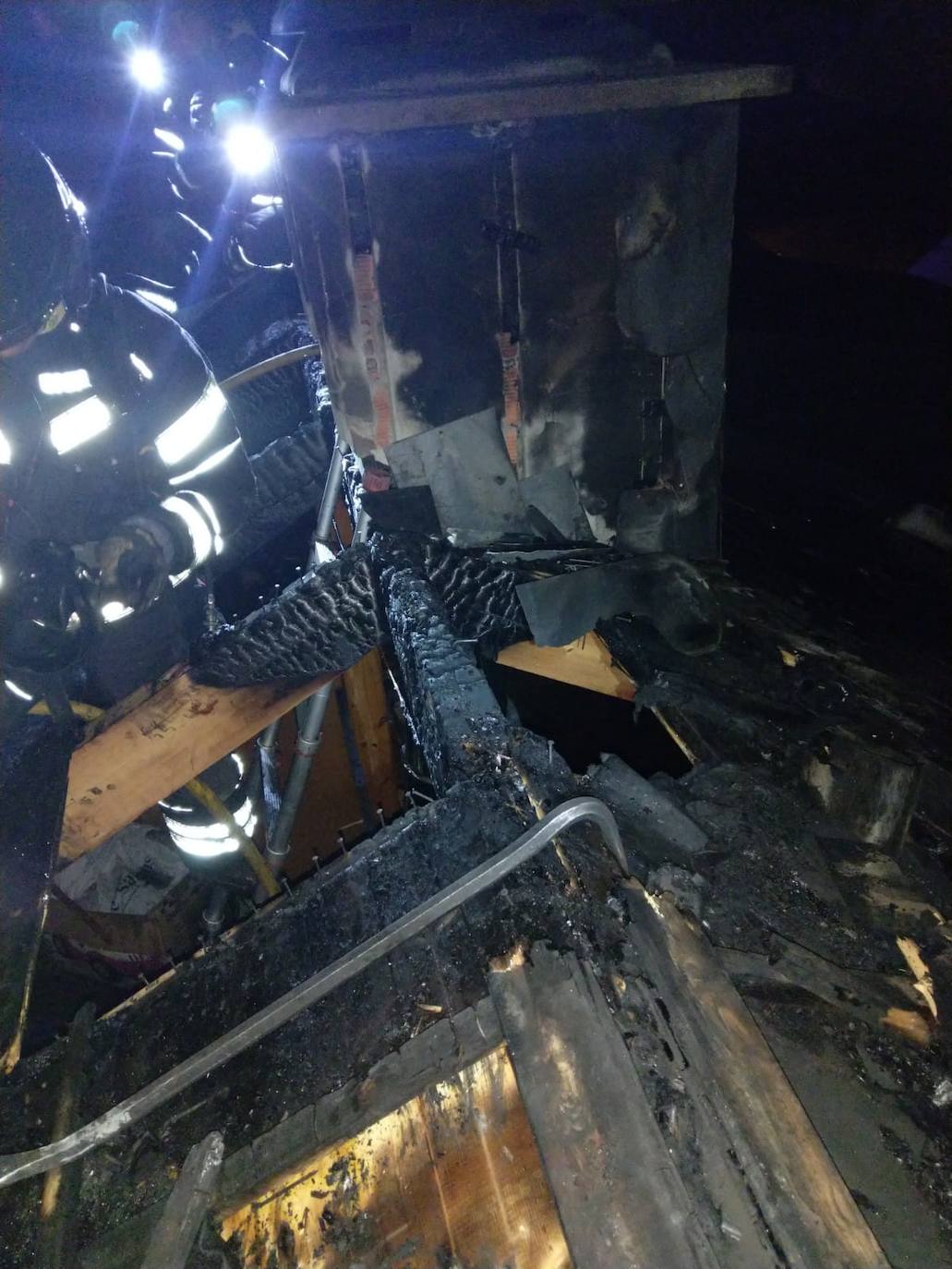 Un incendio calcina parte de la cubierta de una casa en Toral de los Vados.