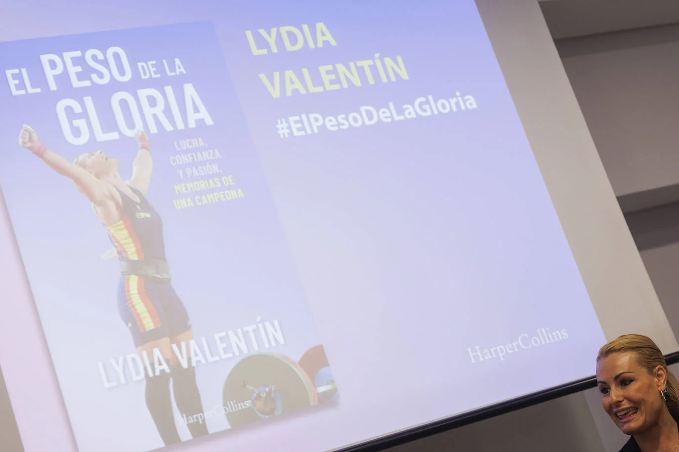 La campeona olímpica Lydia Valentín junto al presidente del Comité Olímpico Español, Alejandro Blanco, presenta 'El Peso de la gloria, las memorias de una leyenda de la halterofilia', este jueves en la sede del COE en Madrid. 