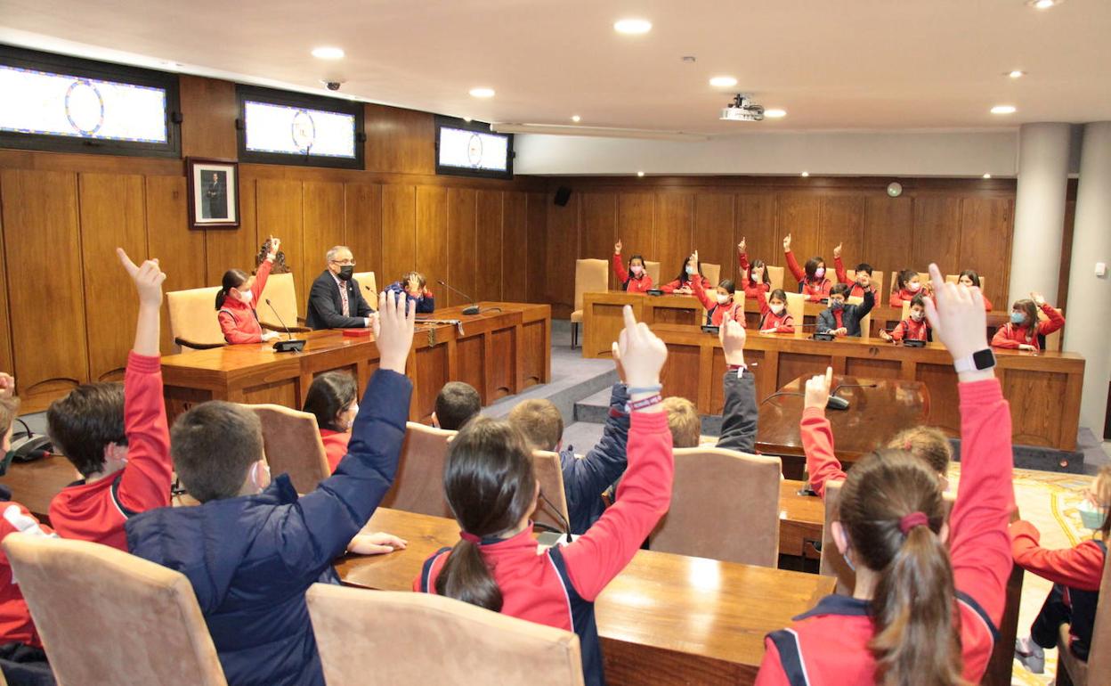 Los alumnos de San Ignacio, durante el pleno simulado.