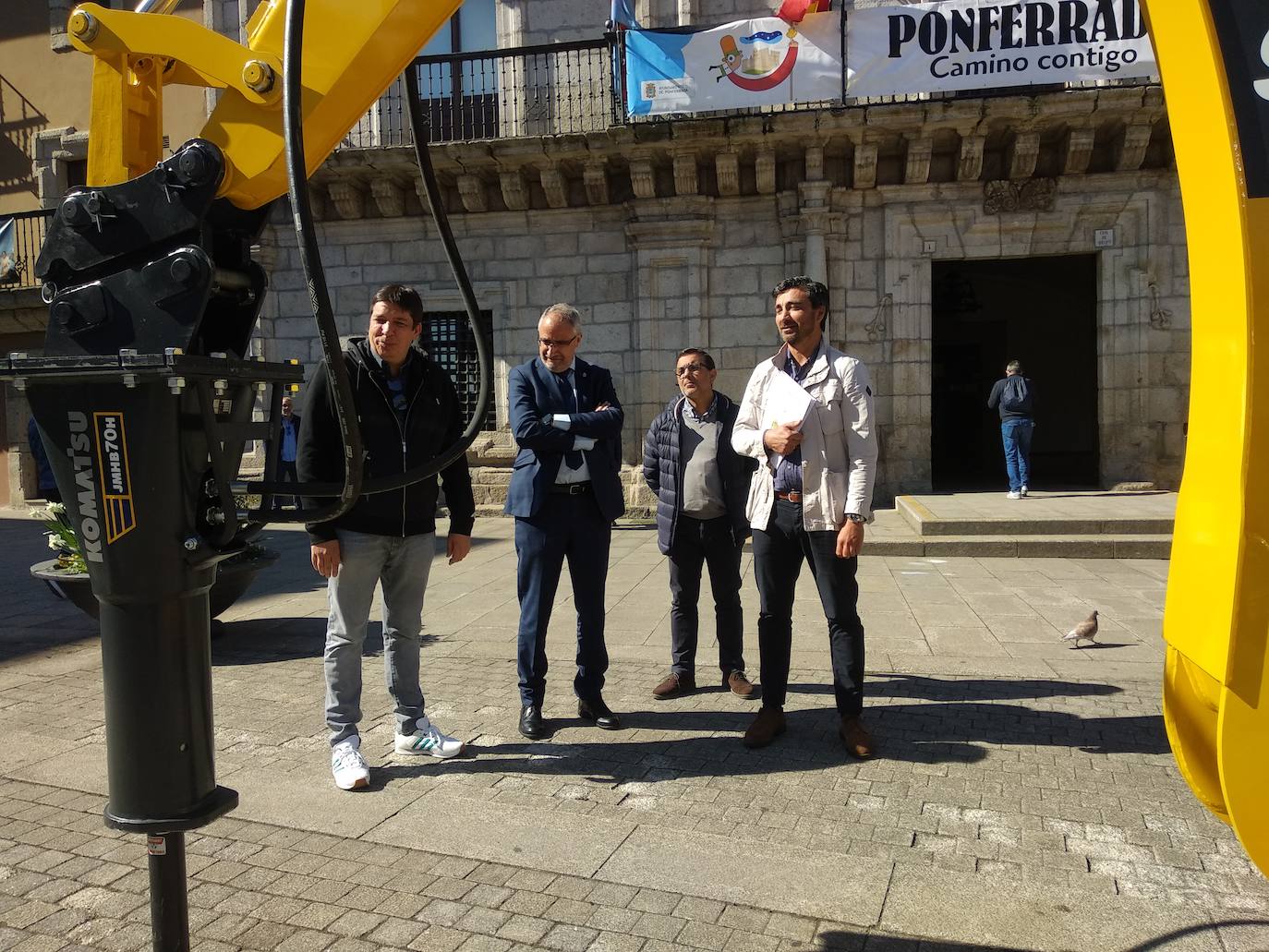 Ponferrada presenta un nuevo vehículo para la Brigada Municipal de Obras.