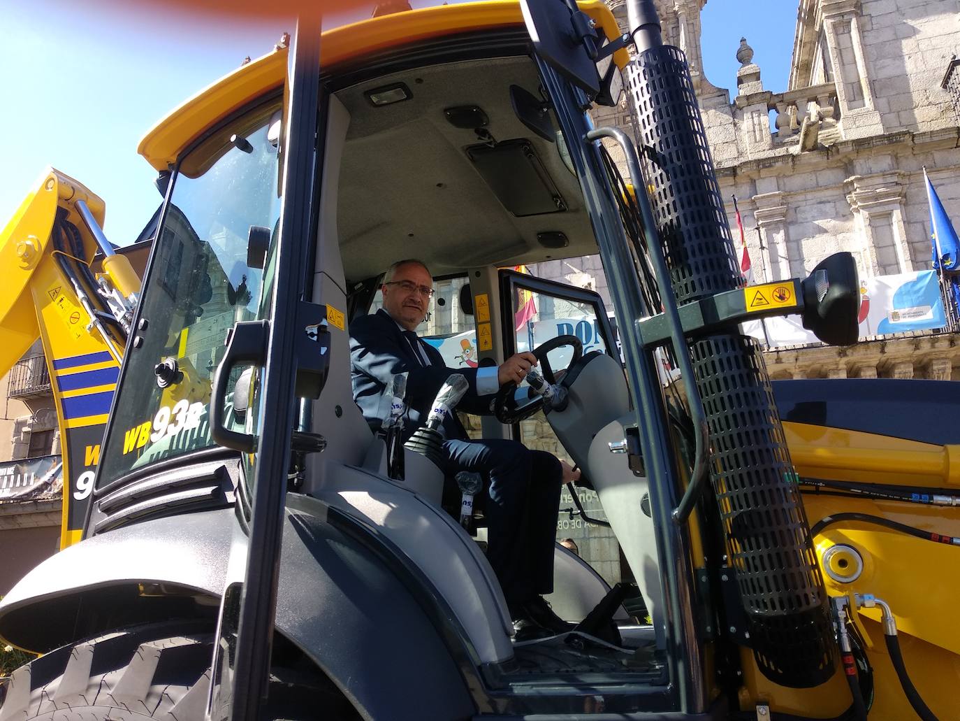 Ponferrada presenta un nuevo vehículo para la Brigada Municipal de Obras.